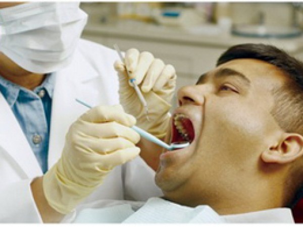 牙齿的修复与矫形的应用，帮助患者展现自信笑